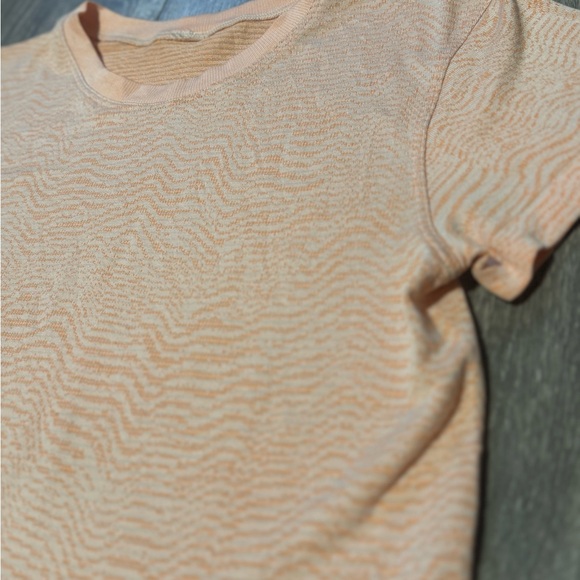 Lululemon Coral Short Sleeve Women's Tee - Picture 3 of 3